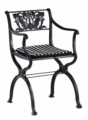 Schwarzer D60 Gartensessel von Tecta mit Armlehnen und gestreiftem Sitzkissen für den Außenbereich.